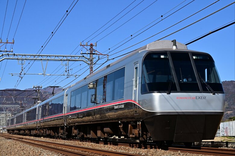 リニューアルとして2017年3月より運行する特急ロマンスカー・EXEα(30000形)