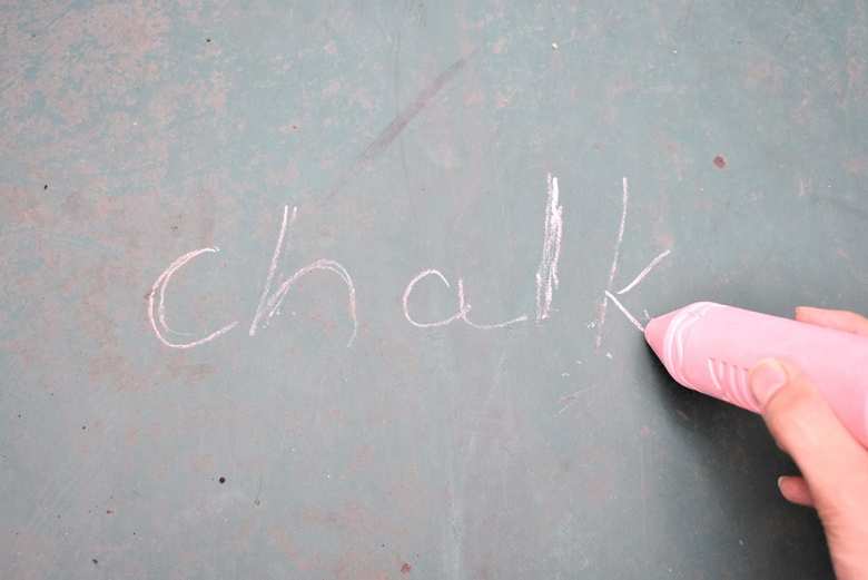 続いてペットボトルに入れた水をかけると、みるみるうちに字が消えてしまいました！もしチョークがなかなか落ちない時は、ブラシで擦ればキレイに消えるはず。