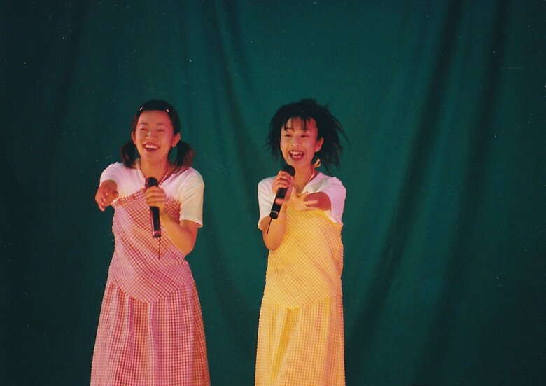 デビュー当時、小学校でコンサートを開いたPaix2のふたり