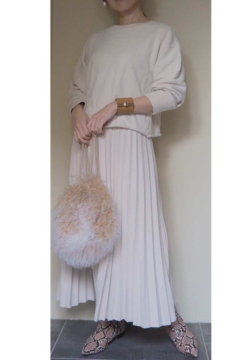 ▲スクエアなシルエット、開きすぎず詰まりすぎない首回りなど、形がお気に入りのスウェット。短め丈で脚長効果。革のバングルやパンプスを合わせて、大人っぽさを演出。