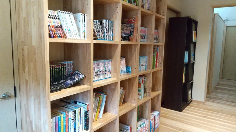 守山学園が新園舎に併設した一時保護専用施設にある本棚。子どもに人気の漫画や小説などいろいろな本が並ぶ