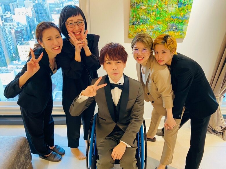 初年度のオーディション参加者と一緒に撮影