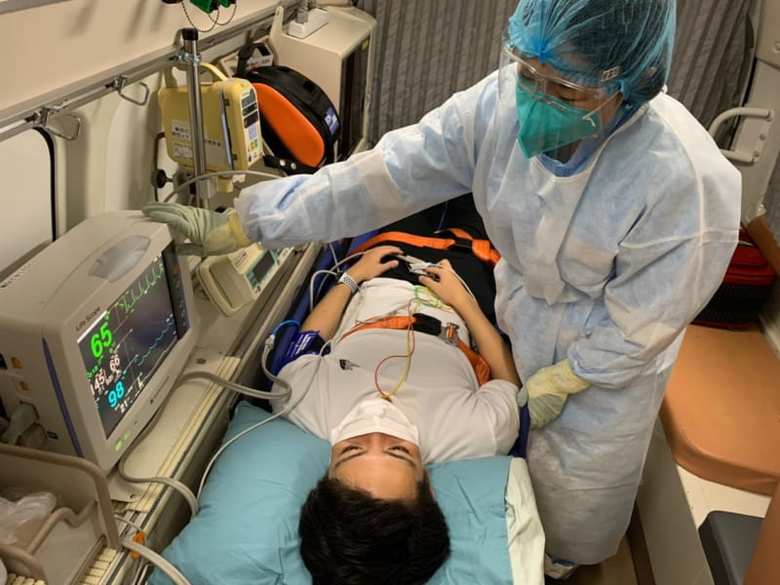 狭い車内で長時間、患者に寄り添う