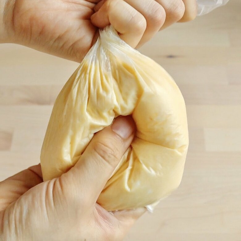 【作り方】3.ボウルに出して牛乳30ccを混ぜたら、ホットケーキミックス150gを加え大きく10〜20回だけ混ぜる