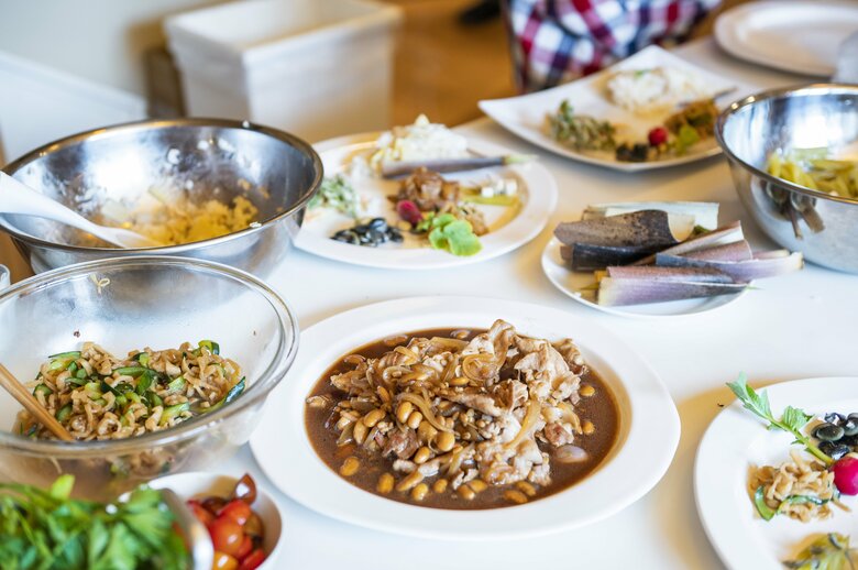 カフェのメニューは枝元さんがレシピを考案。野菜の葉なども捨てずに使う