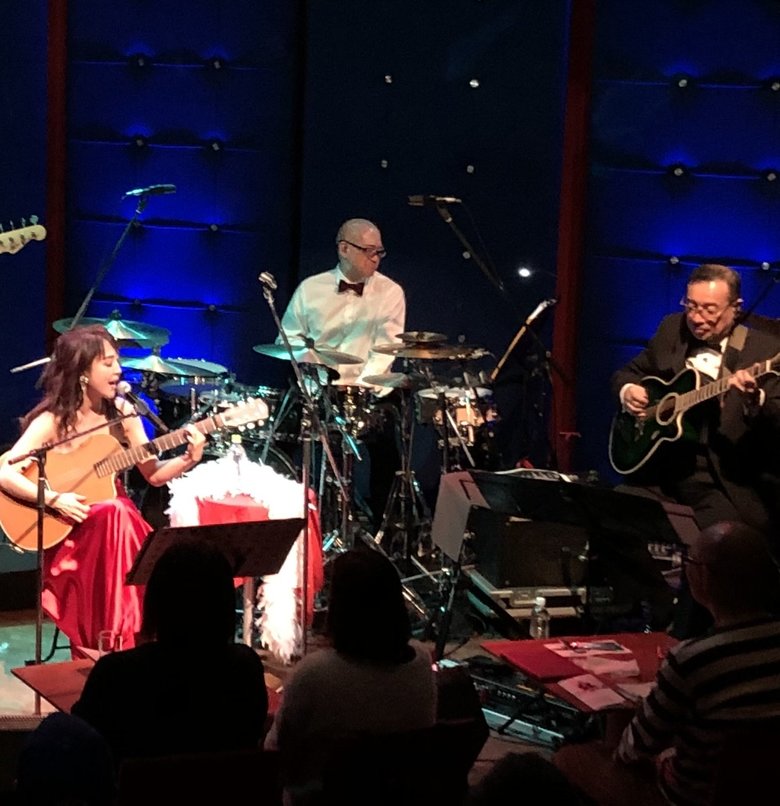 ライブで熱唱する相田さん