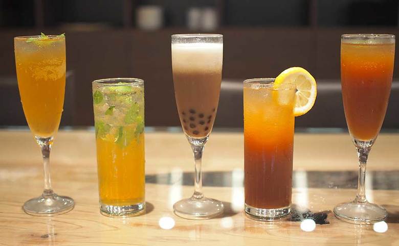 ▲左から「鉄観音スパークリング」（500円）、「ジャスミンモヒート」（550円）、「タピオカカルーアミルクティー」（550円）、「紅茶梅酒」（550円）、「ジャスミンスパークリング」（500円）。ディナーのみ販売