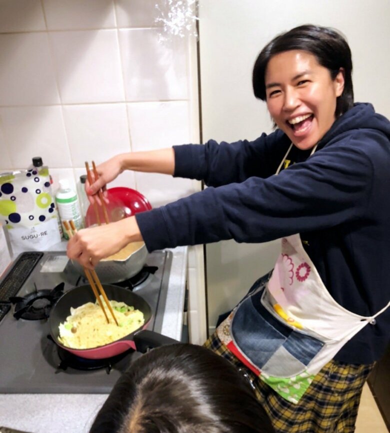 “苦手”な料理を披露する奥山さん