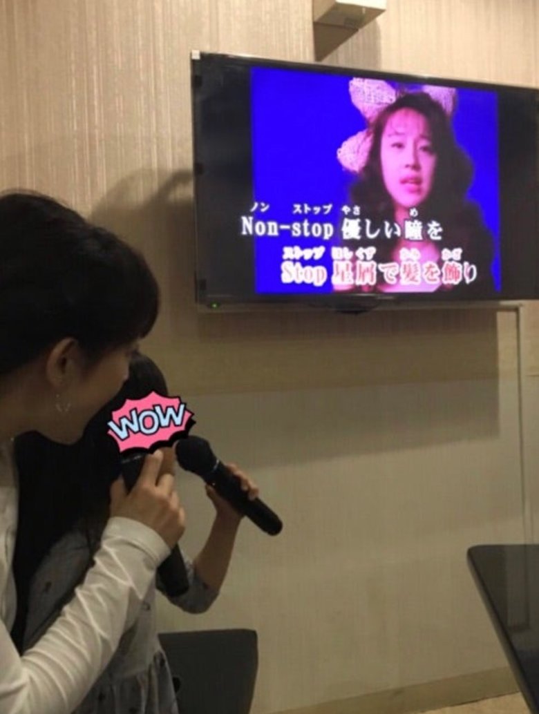 Winkの名曲をカラオケで歌う娘さん