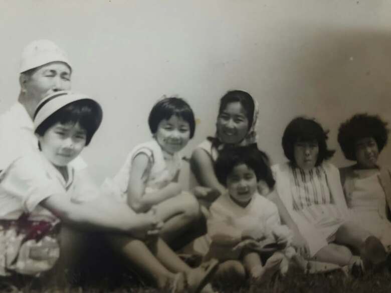 6人姉妹の音無さん（左から2番目）。昭和34年、箱根のロープウェイの頂上で