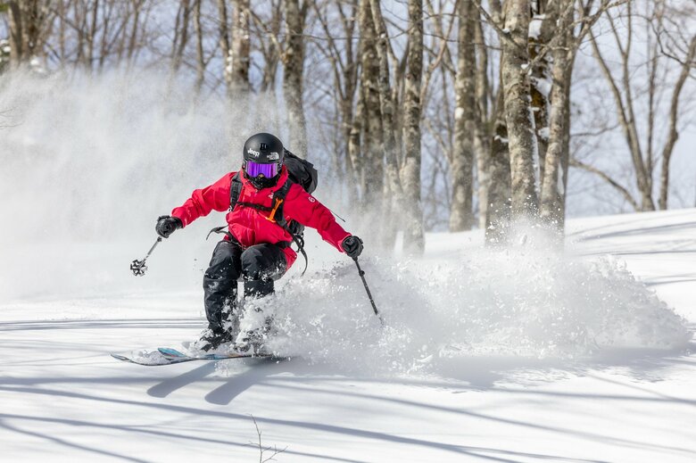 雪山には雪崩をはじめとしたリスクがあるが、自分の思い描くラインやジャンプをしながら滑り降りていくのがフリーライドの魅力