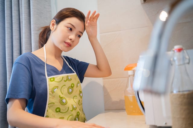 環境の変化でストレスを感じる女性