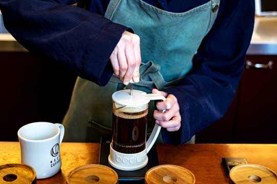 フレンチプレスでコーヒーを抽出しているところ