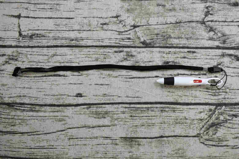 ダイソーの人気文房具「ストラップ付きボールペン」のストラップを伸ばした画像