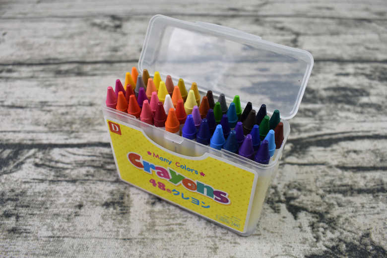 ダイソーのおすすめ商品「Many Colors Crayons 48色クレヨン」のアップ画像