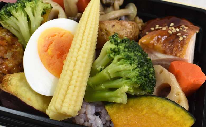 ナチュラルローソンのにおすすめお弁当 「十二品目の豆腐ハンバーグ弁当」の食レポ画像