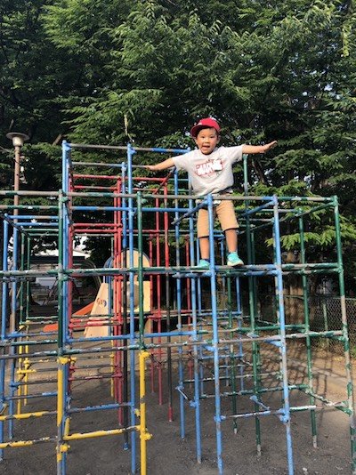 ▲保育園に行く前に公園で遊ぶのが日課。4歳児の朝活はジャングルジム！