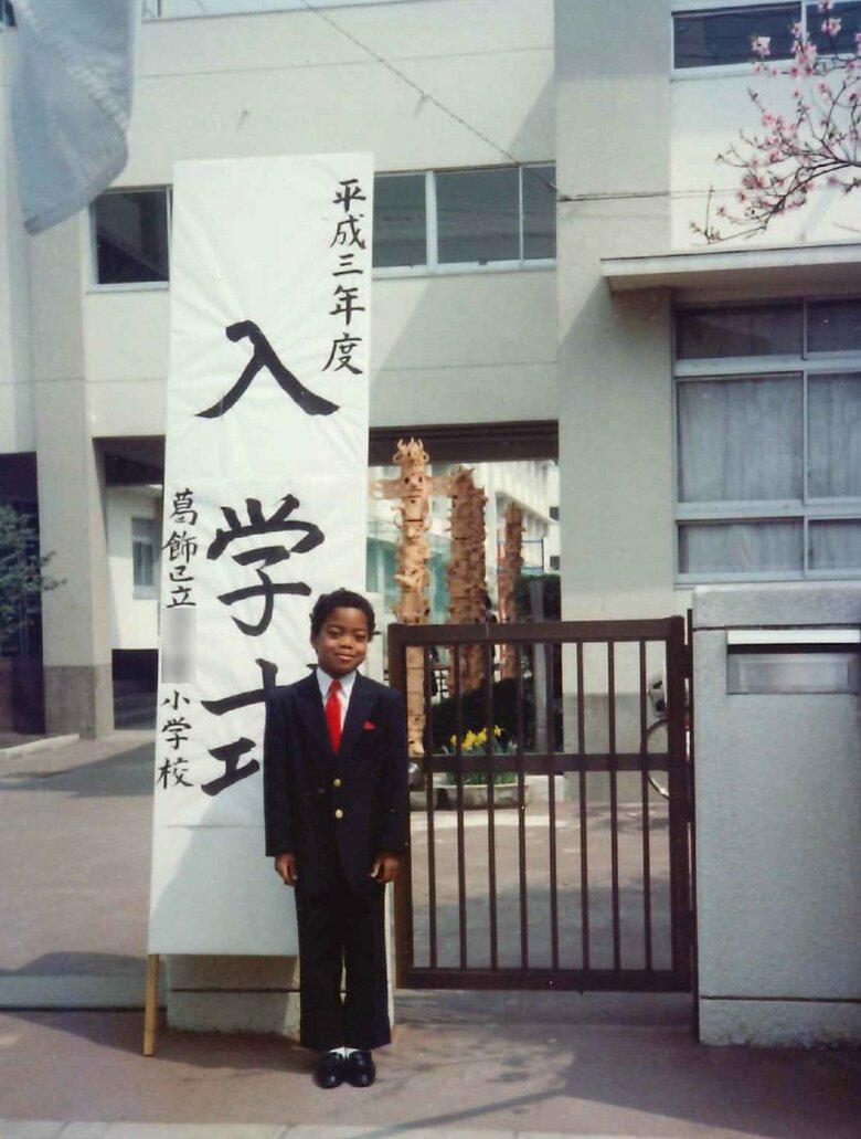 小学校の入学式で。フォーマルスーツが決まってる！