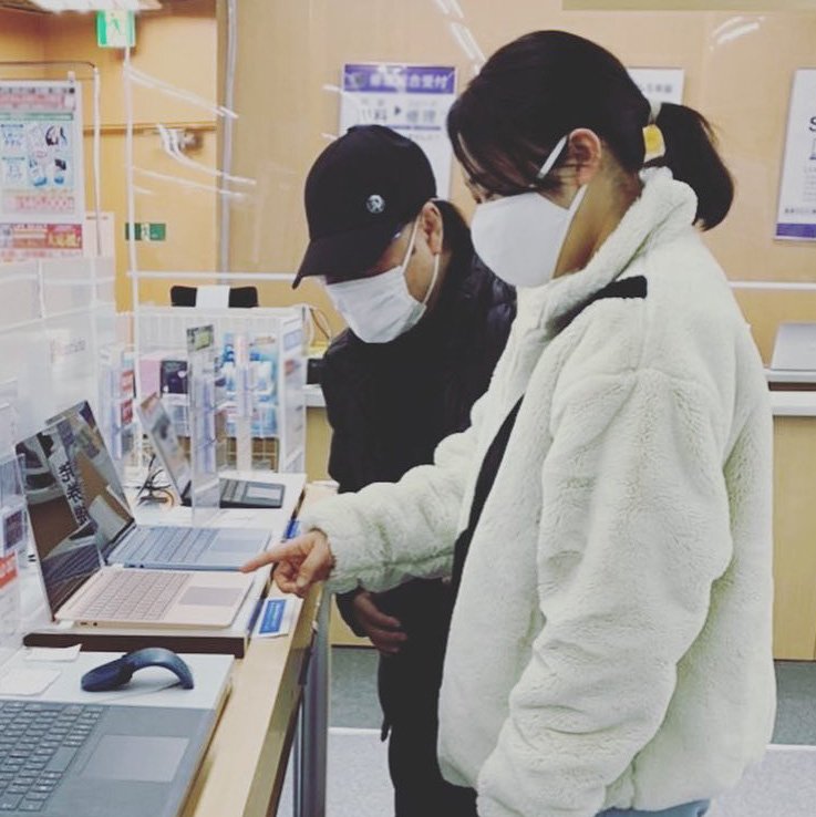 貴重なお孫さんとのツーショット。家電量販店でのショッピングを堪能