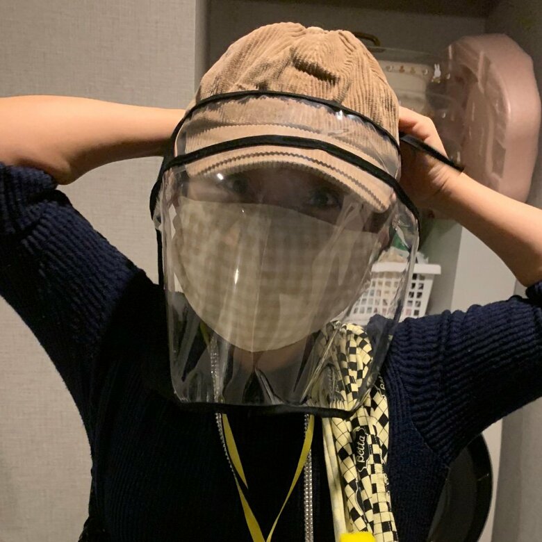 コロナ禍が広がり始めた頃、子どもの予防接種に行くときのスタイル。不安だったので、フェイスシールドをつけて万全の状態のキンタロー。さん