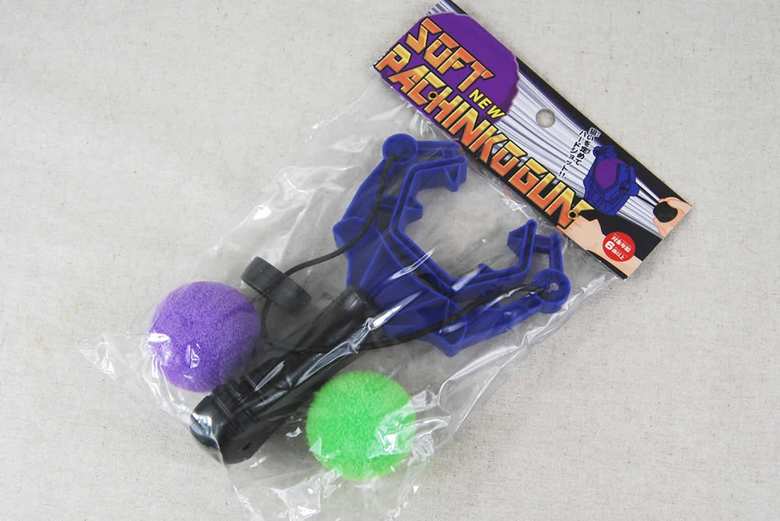 お次はセリアの「やわらかパチンコガン」をピックアップしてみました。実際に遊んで楽しさやクオリティを確かめてみましょう。