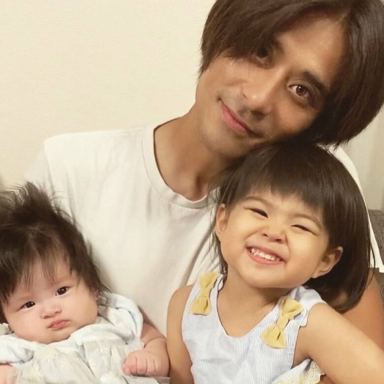 長女と次女をを抱っこする斉藤慶太さん