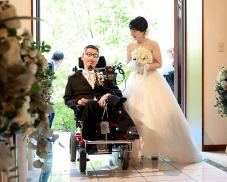 結婚式場に並んで入場するふたり