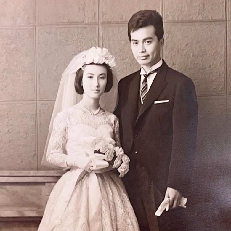 禧代子さんと夫の治男さんの結婚式の写真。ウエディングドレスとタキシード姿のお似合いカップル