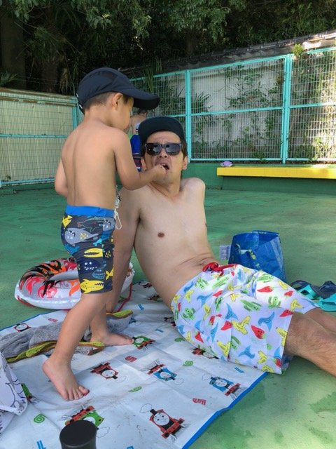 ▲結局、プールにきちゃったんだけどね。暑いからと動かないパパにお菓子を食べさせてくれる晴太朗。