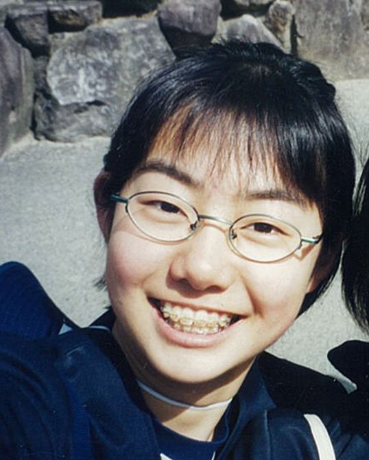 小学6年生のとき。学校で遠足に行った時の1枚。メガネとジャージ姿が新鮮！