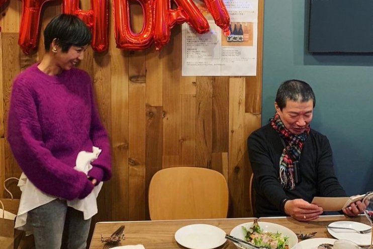 還暦を迎えた木村さんをお祝いする西方さん