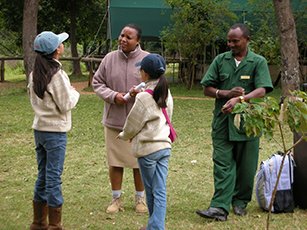 娘たち（写真一番左と三番目）は自然豊かなケニアでのびのびと過ごした
