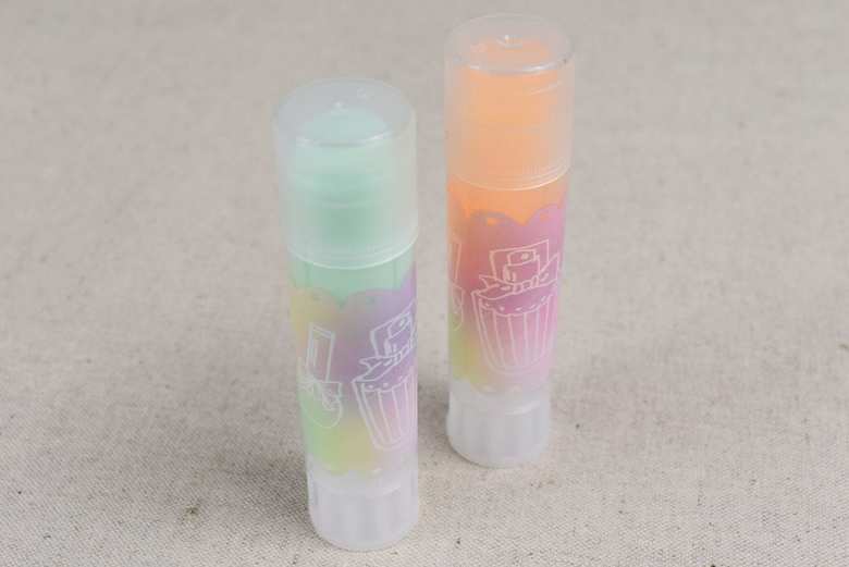 ダイソーの人気文房具「パステルコスメ ラメスティックのり」の本体画像