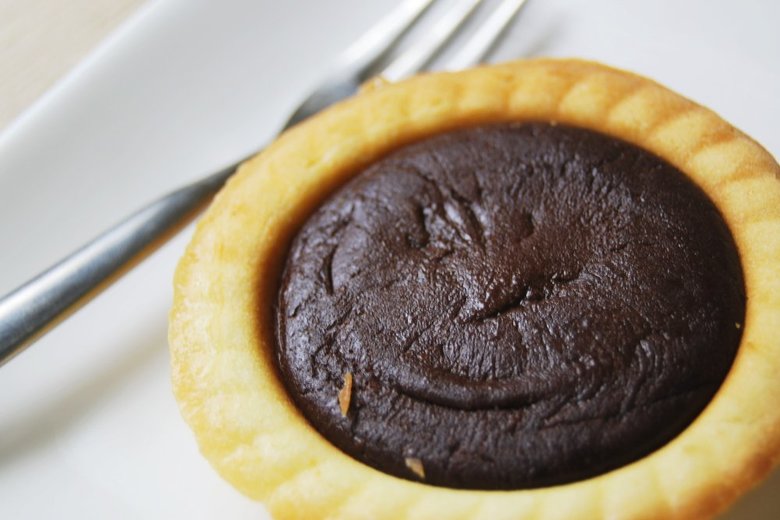 ファミマの人気スイーツ「ショコラタルト」の実物画像