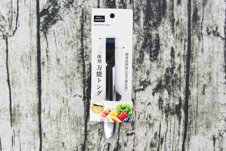 セリアのおすすめキッチン用品「一体型万能トング」のパッケージ画像1