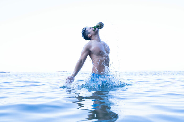 「パイナップルを捕獲したマッチョ」