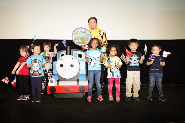 子どもたちと一緒に記念撮影するISSAさん