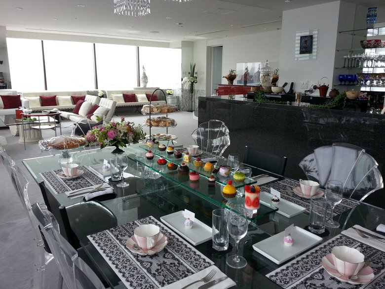 自宅のリビング。大きな窓からの景観に感動して引っ越しを決意