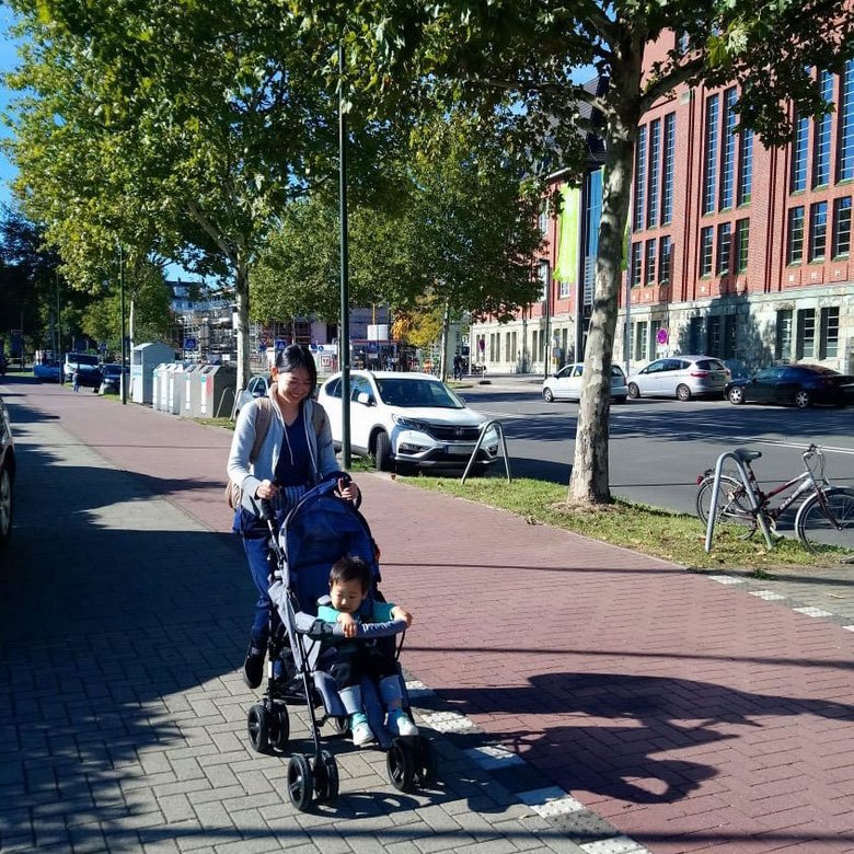 ドイツでお散歩をする石田さんと夕青くん