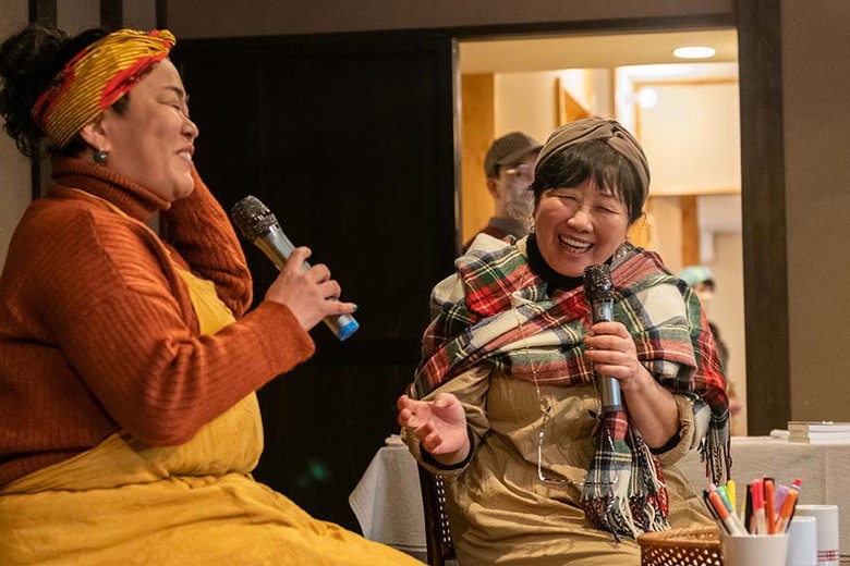 トークショーで満面の笑みの枝元さん