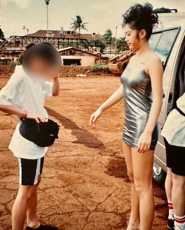 20代のころ撮影の合間にスタッフと仕事の段取りを確認中