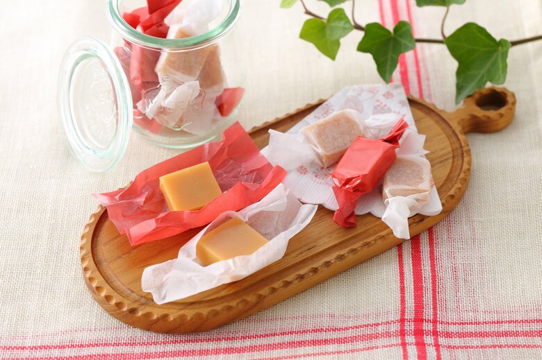 【作り方3】クッキングシートを敷いたパウンドケーキ型に流し入れ、冷蔵室で冷やし固める。20等分に切り分けて、お好みでクッキングシートに包み、器に盛る