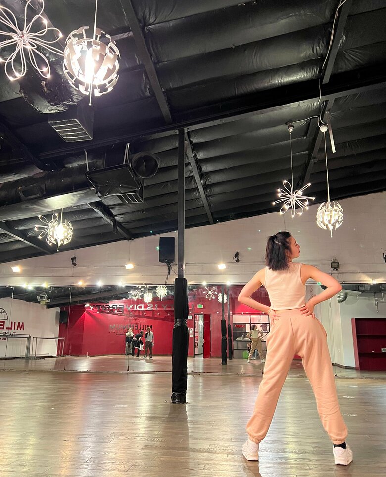 ダンスレッスンに励む新山もあさん