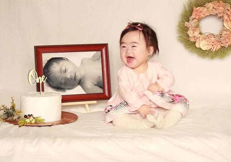 荒絵里さんのInstagramより（2020年11月28日撮影 愛子ちゃん1歳の誕生日に撮影したバースデーフォト）