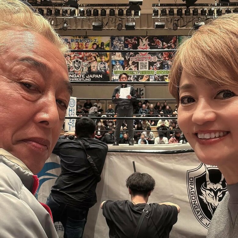 夫婦でプロレス観戦に