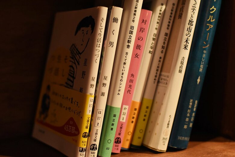 店内には坂根さん自身やお客様からの本がたてかけられる「自分の趣味に合った本だけ並べています」