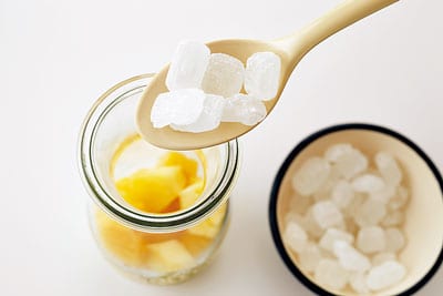 ②に氷砂糖を入れる。