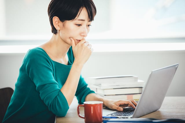 悩む新入社員（イメージ）
