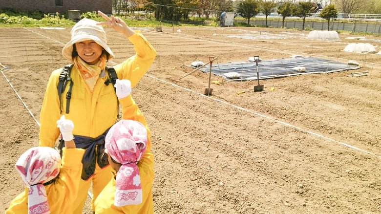 中2と小5の娘と農作業をする千堂さん