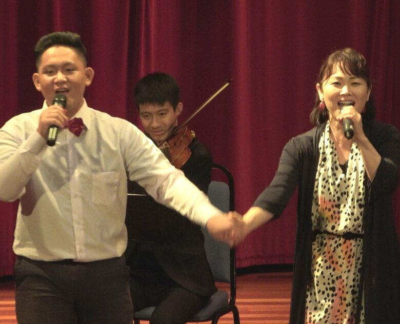 「いい表情！」マレーシアの男の子と一緒に歌う玉城千春さん　協力／認定NPO法人CFFジャパン　